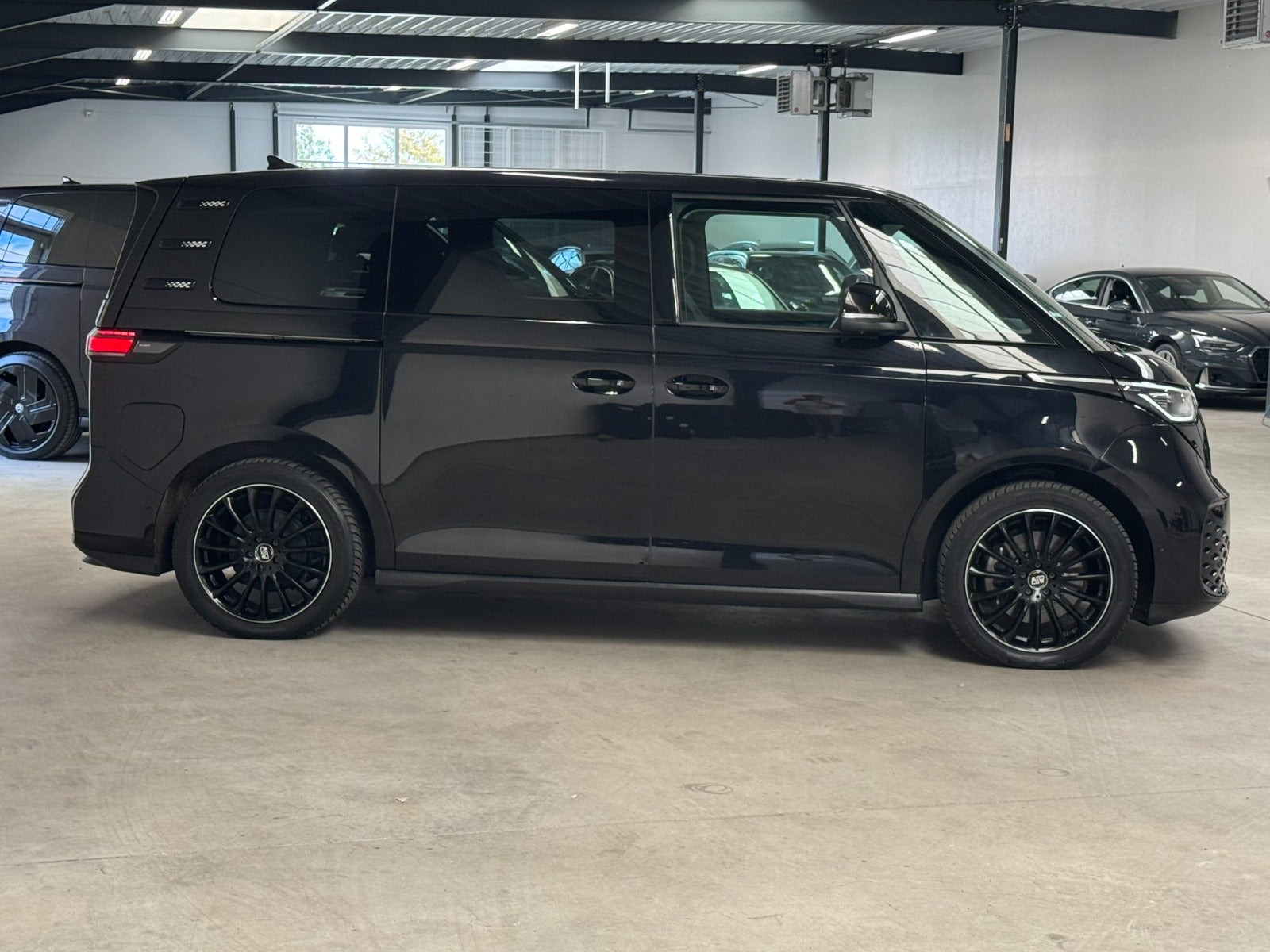 Sort VW ID.Buzz fra 2023