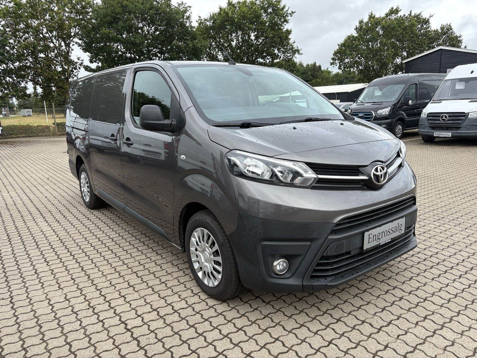 Grå Toyota ProAce fra 2023