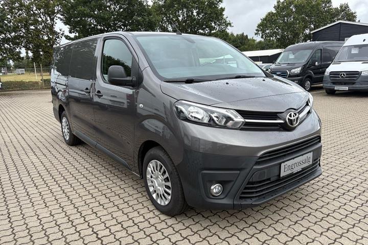 Grå Toyota ProAce fra 2023