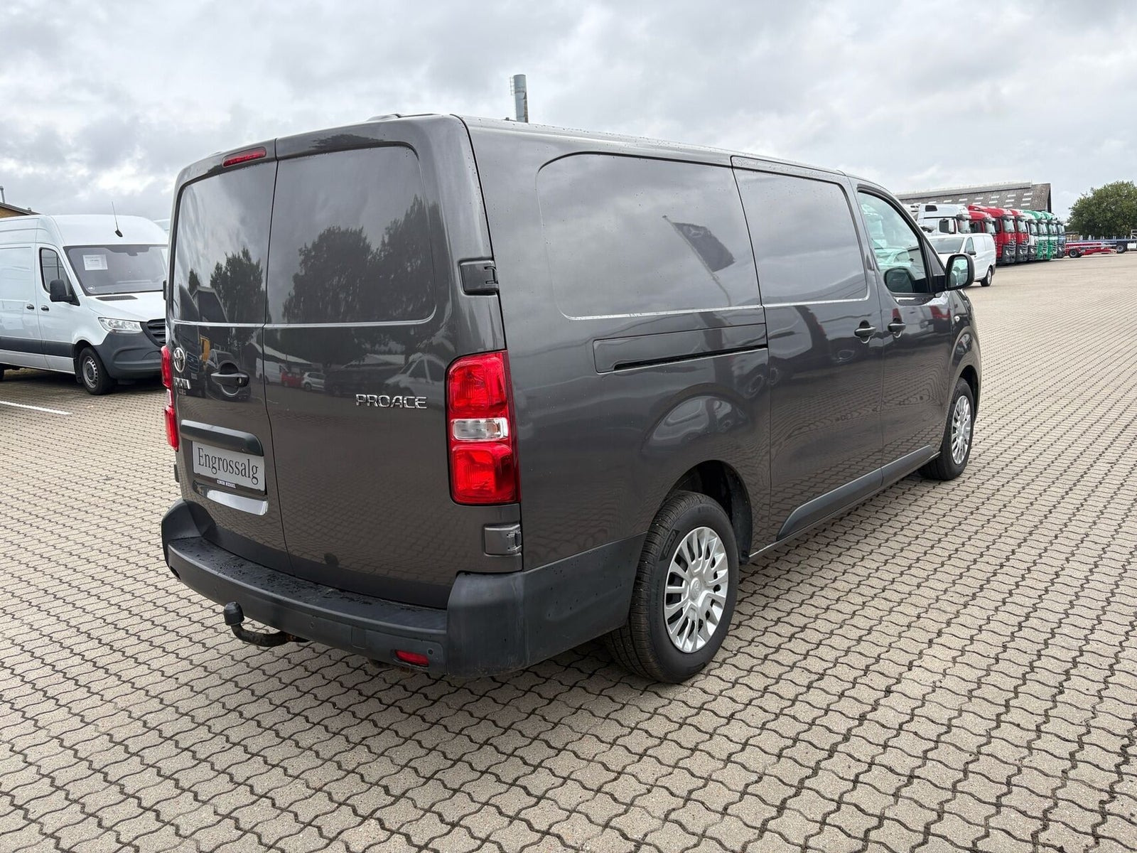 Grå Toyota ProAce fra 2023