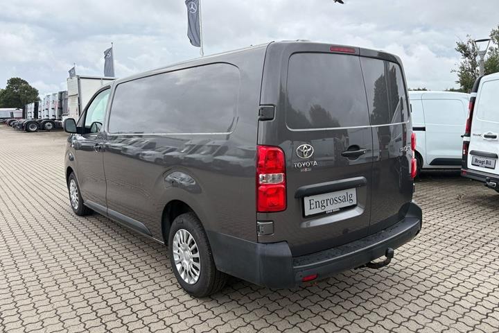 Grå Toyota ProAce fra 2023