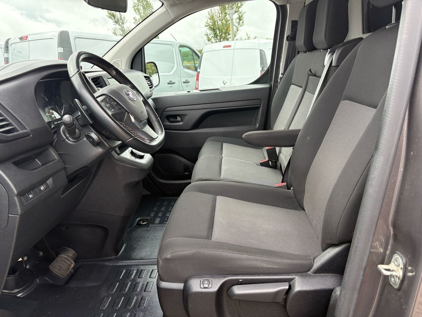 Grå Toyota ProAce fra 2023