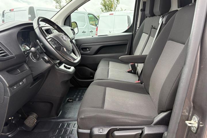 Grå Toyota ProAce fra 2023