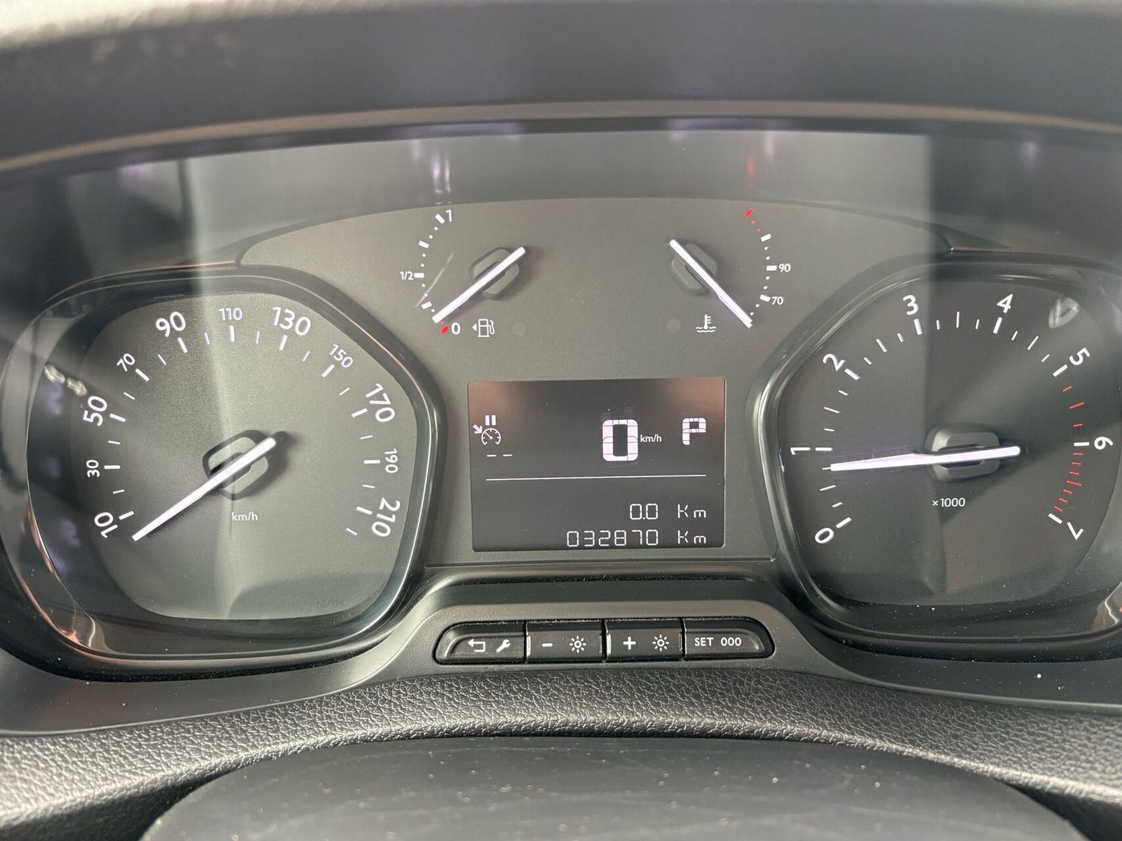Grå Toyota ProAce fra 2023