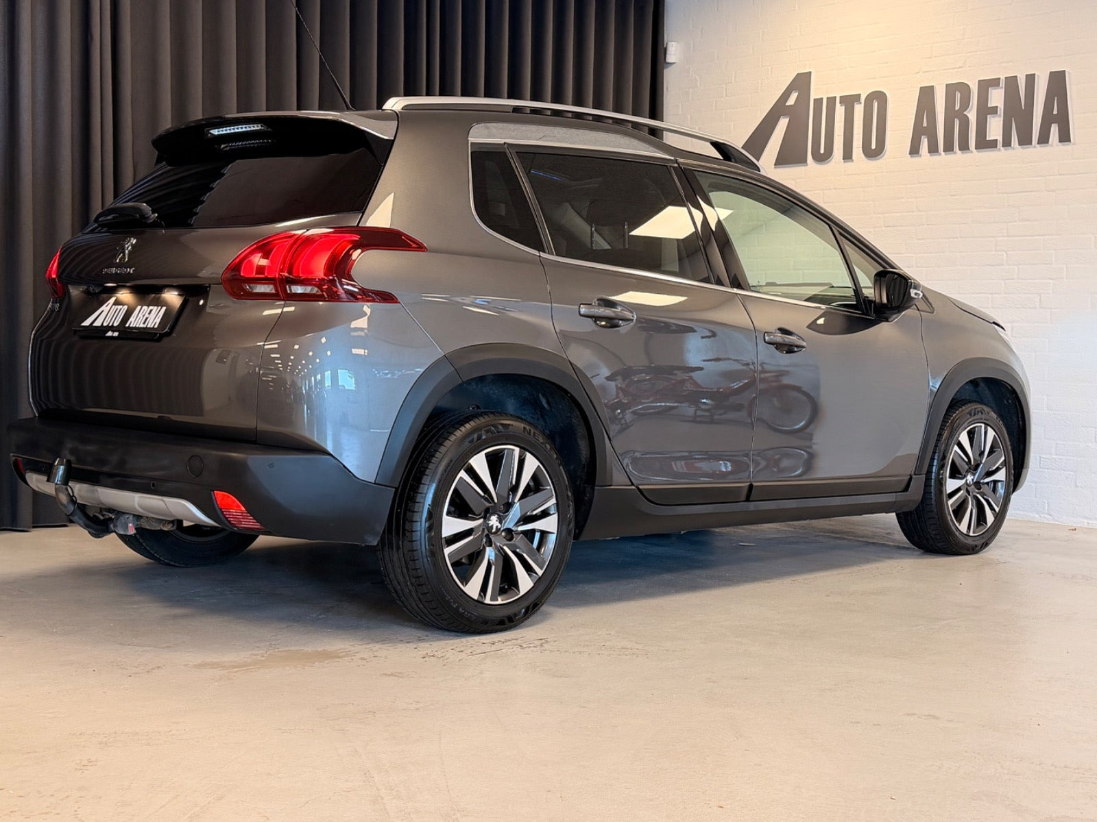 Grå Peugeot 2008 fra 2018