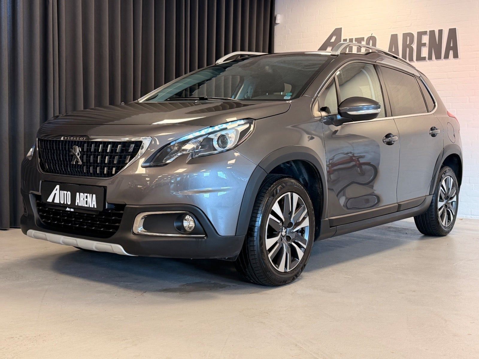 Grå Peugeot 2008 fra 2018