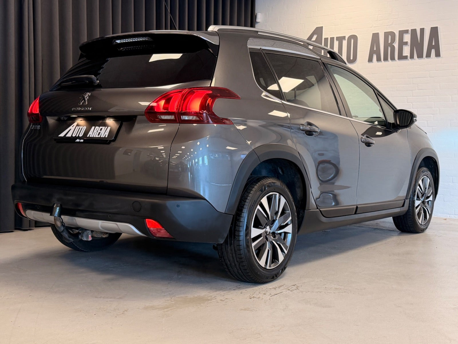 Grå Peugeot 2008 fra 2018