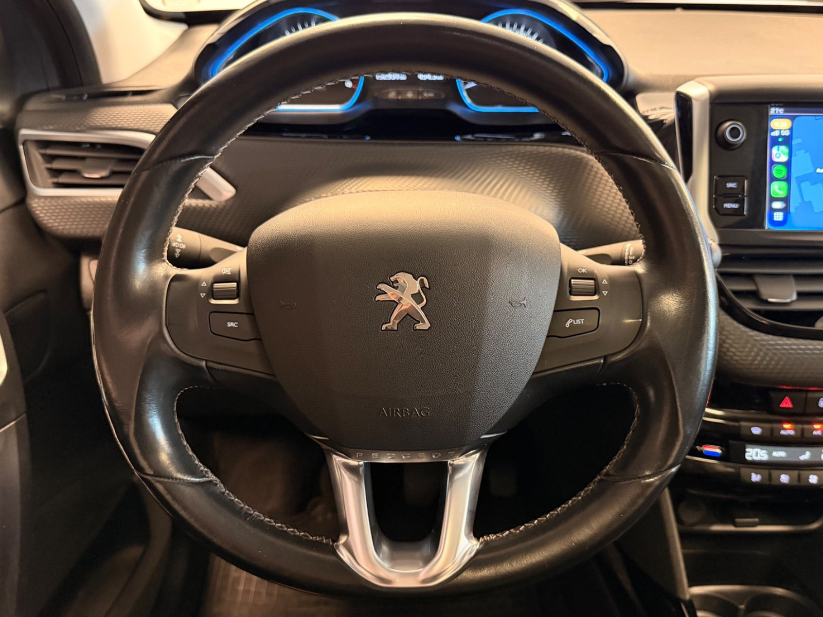 Grå Peugeot 2008 fra 2018