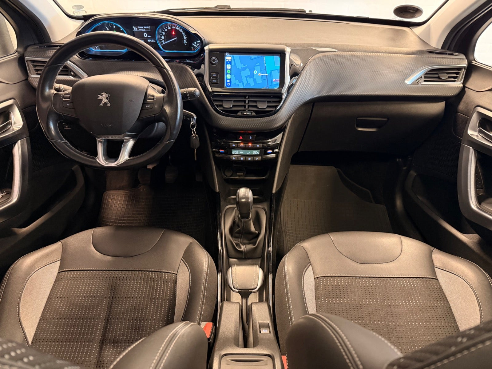 Grå Peugeot 2008 fra 2018