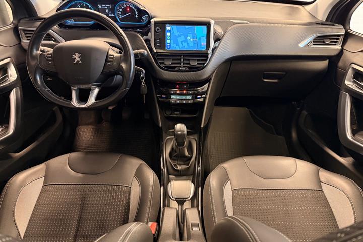Grå Peugeot 2008 fra 2018
