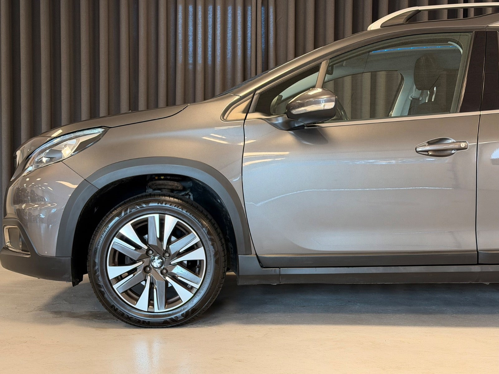 Grå Peugeot 2008 fra 2018