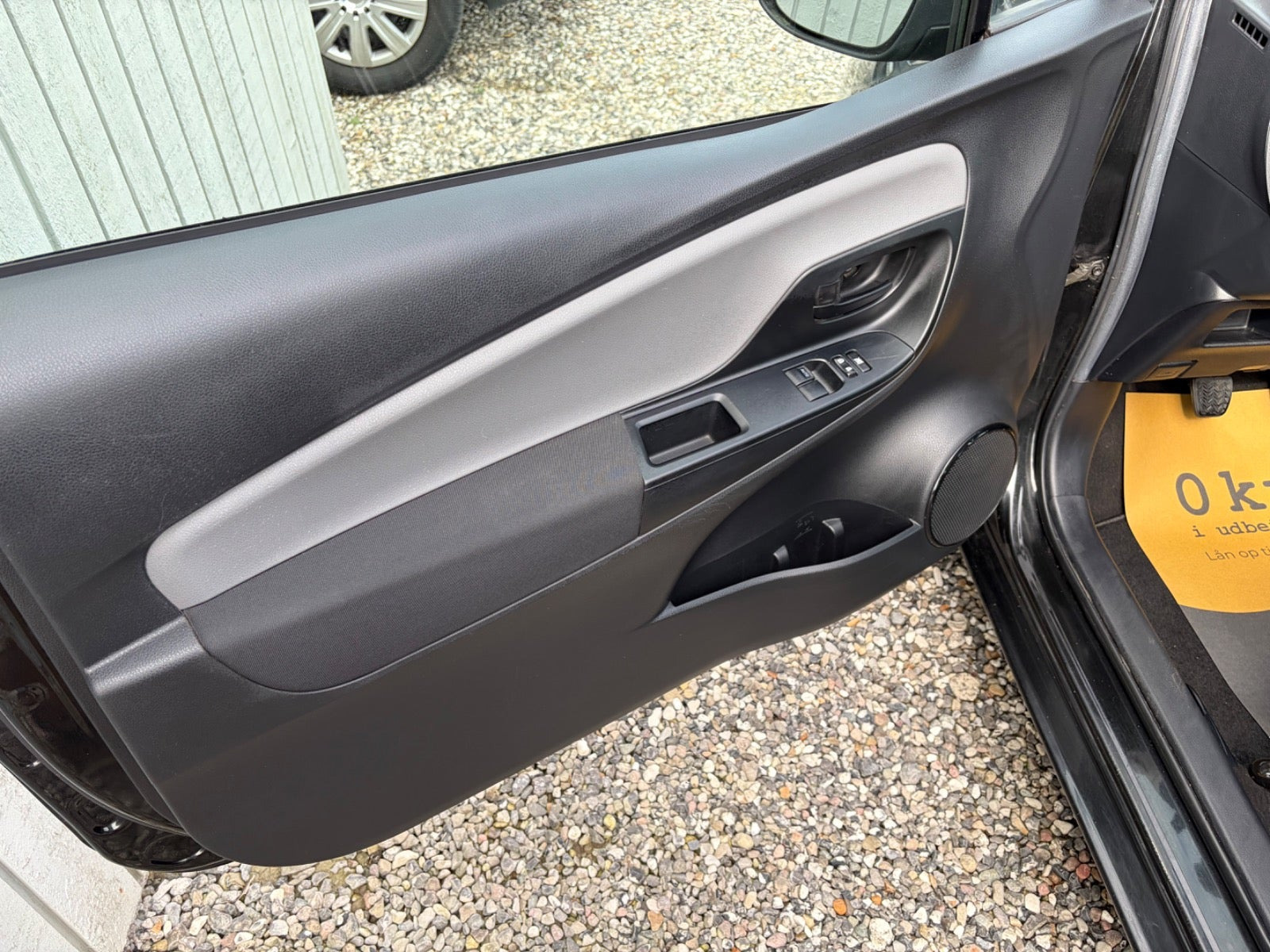 Sort Toyota Yaris fra 2015