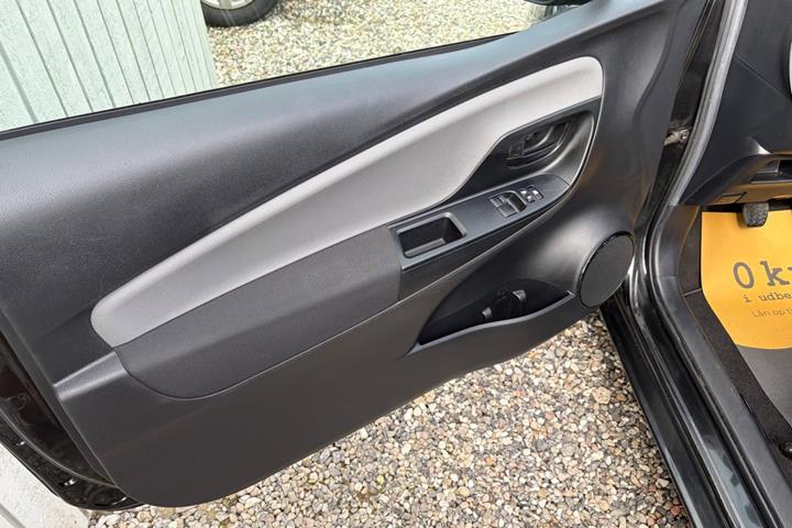 Sort Toyota Yaris fra 2015