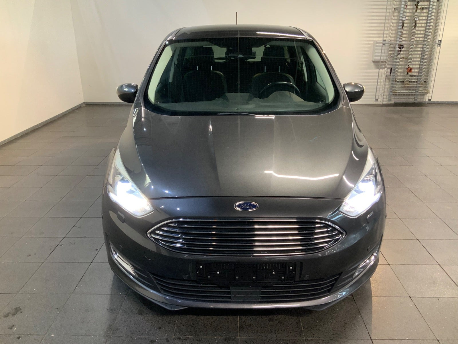 Grå Ford C-MAX fra 2017