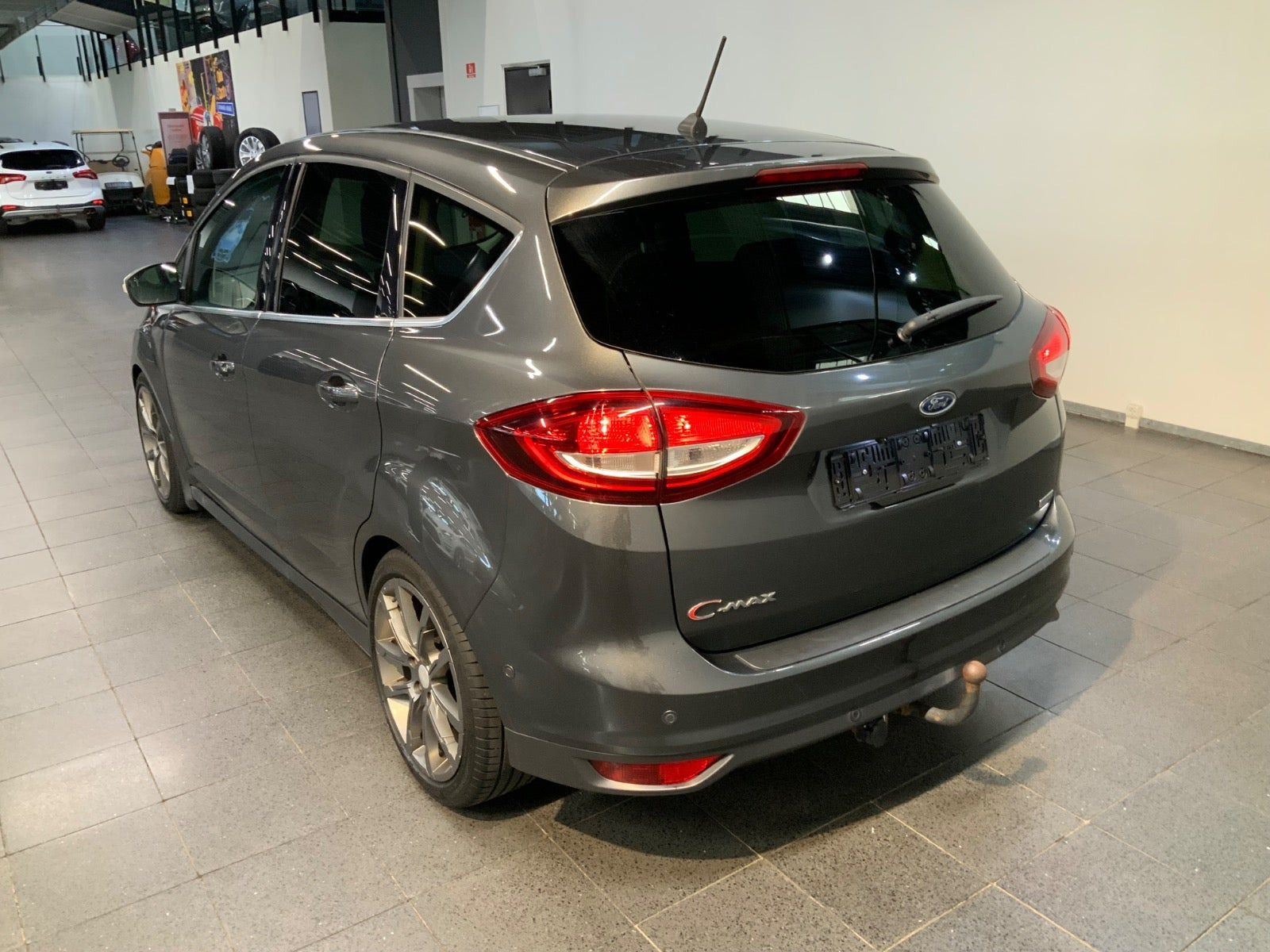 Grå Ford C-MAX fra 2017