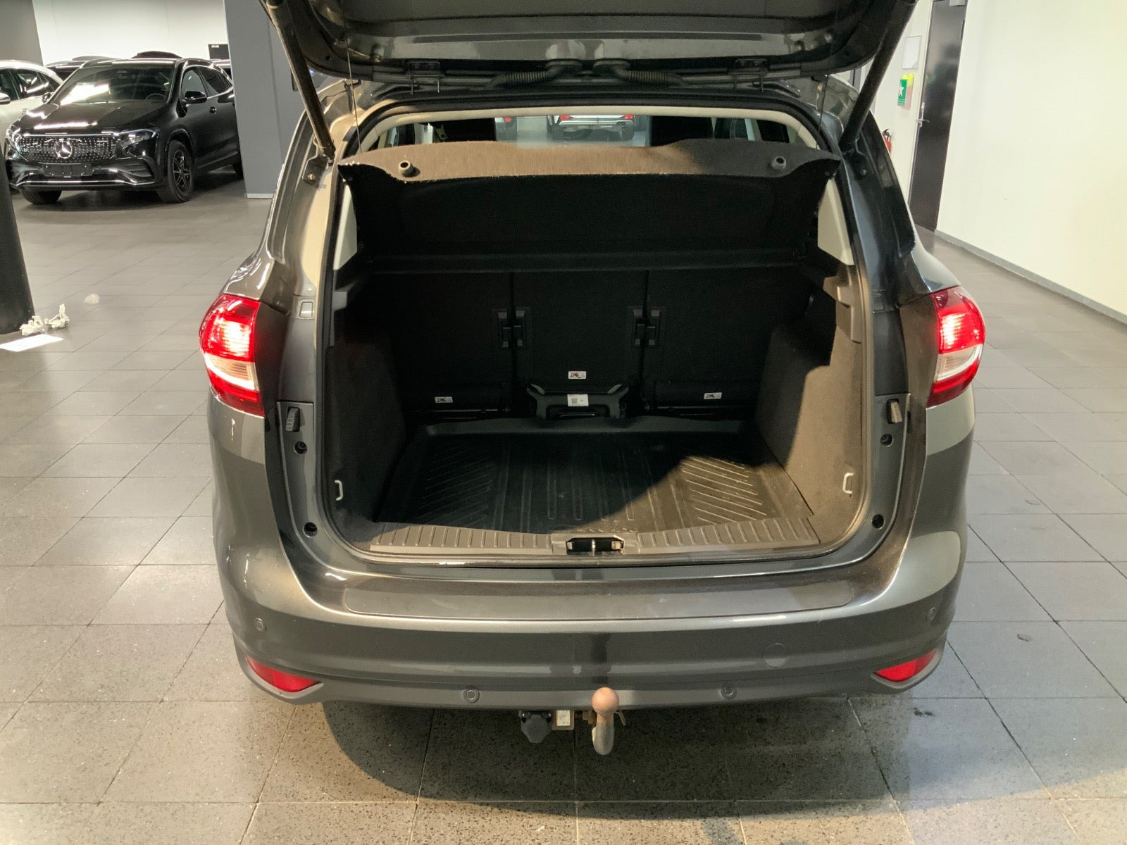 Grå Ford C-MAX fra 2017
