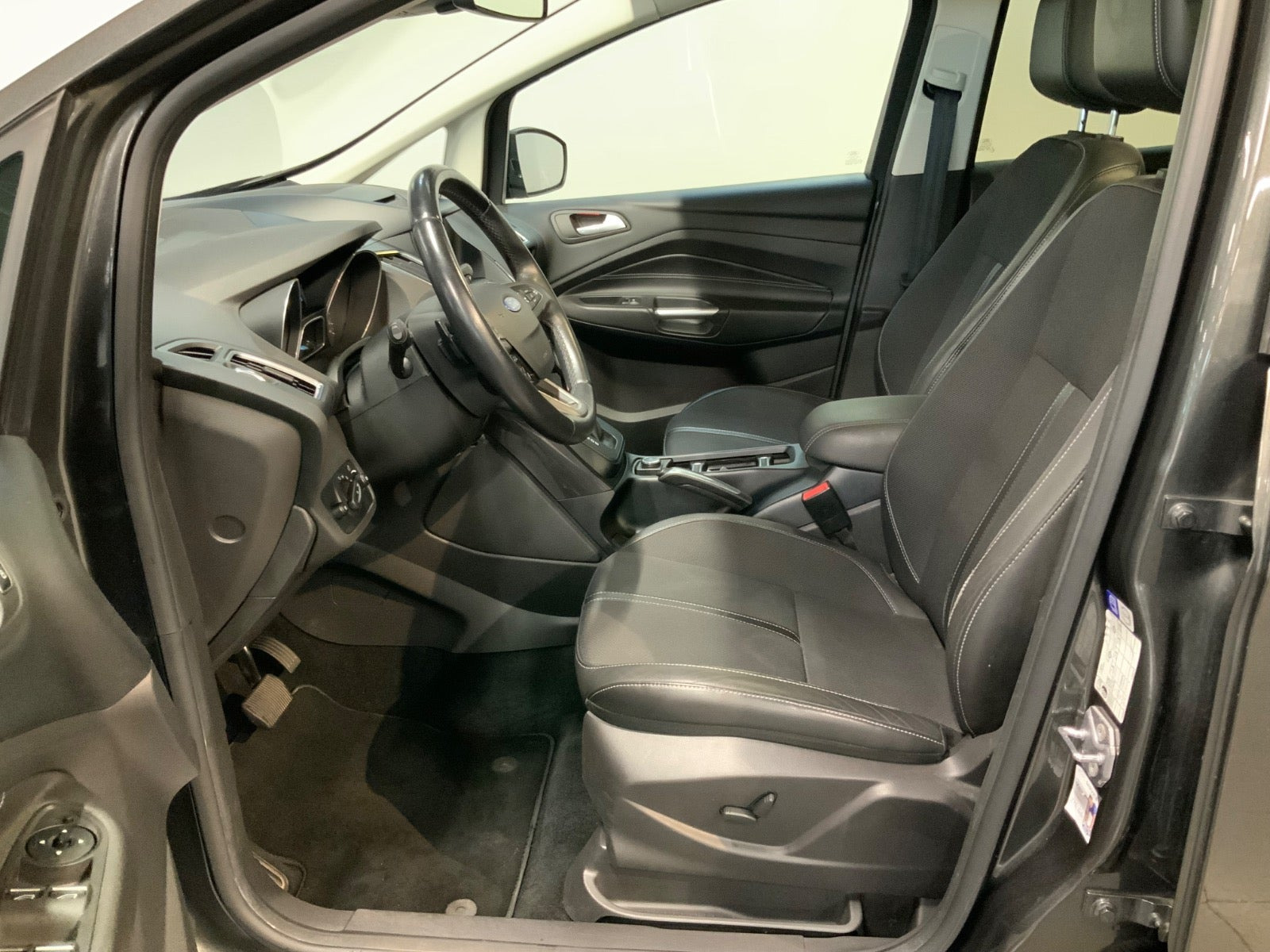 Grå Ford C-MAX fra 2017