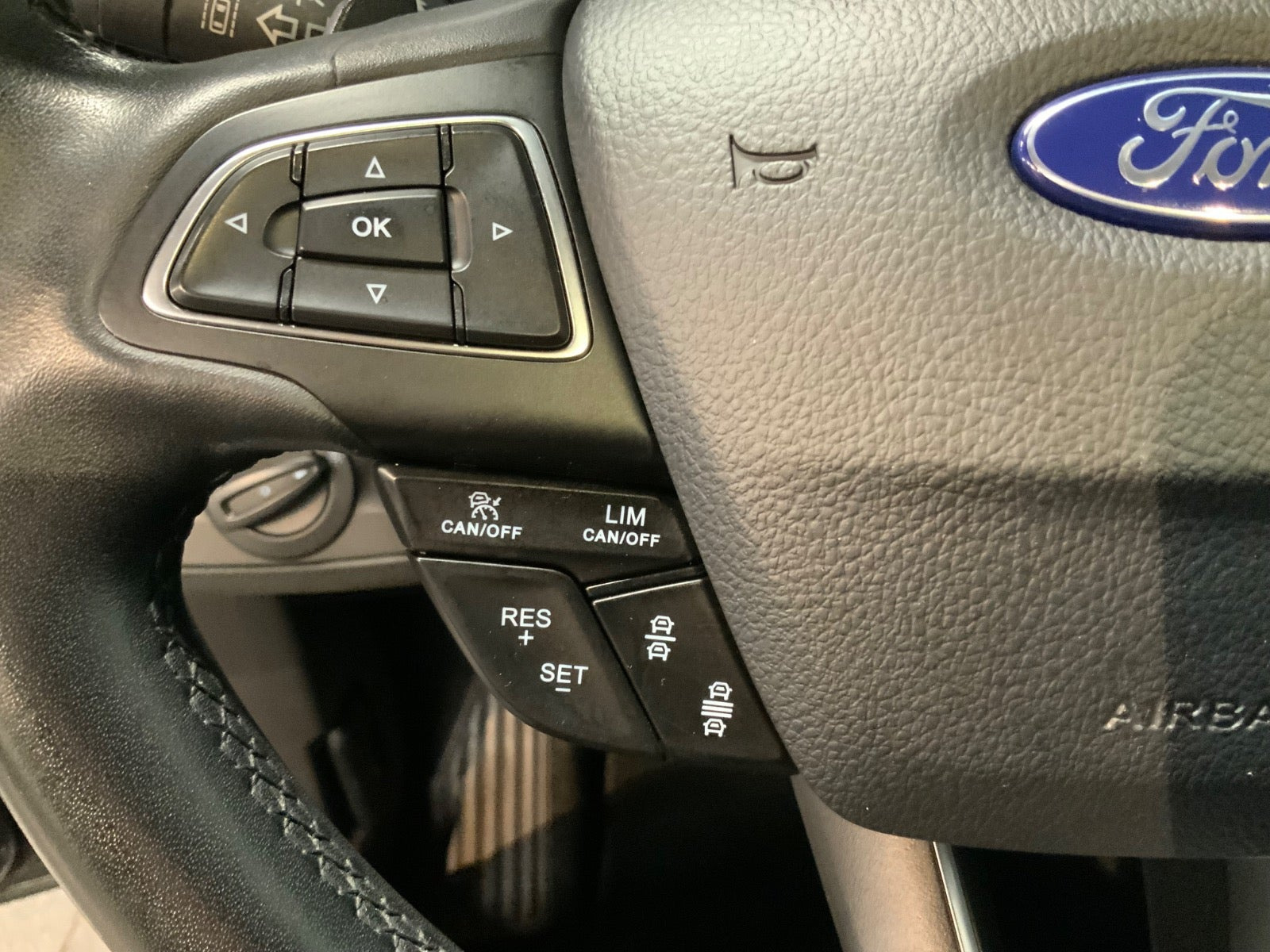 Grå Ford C-MAX fra 2017
