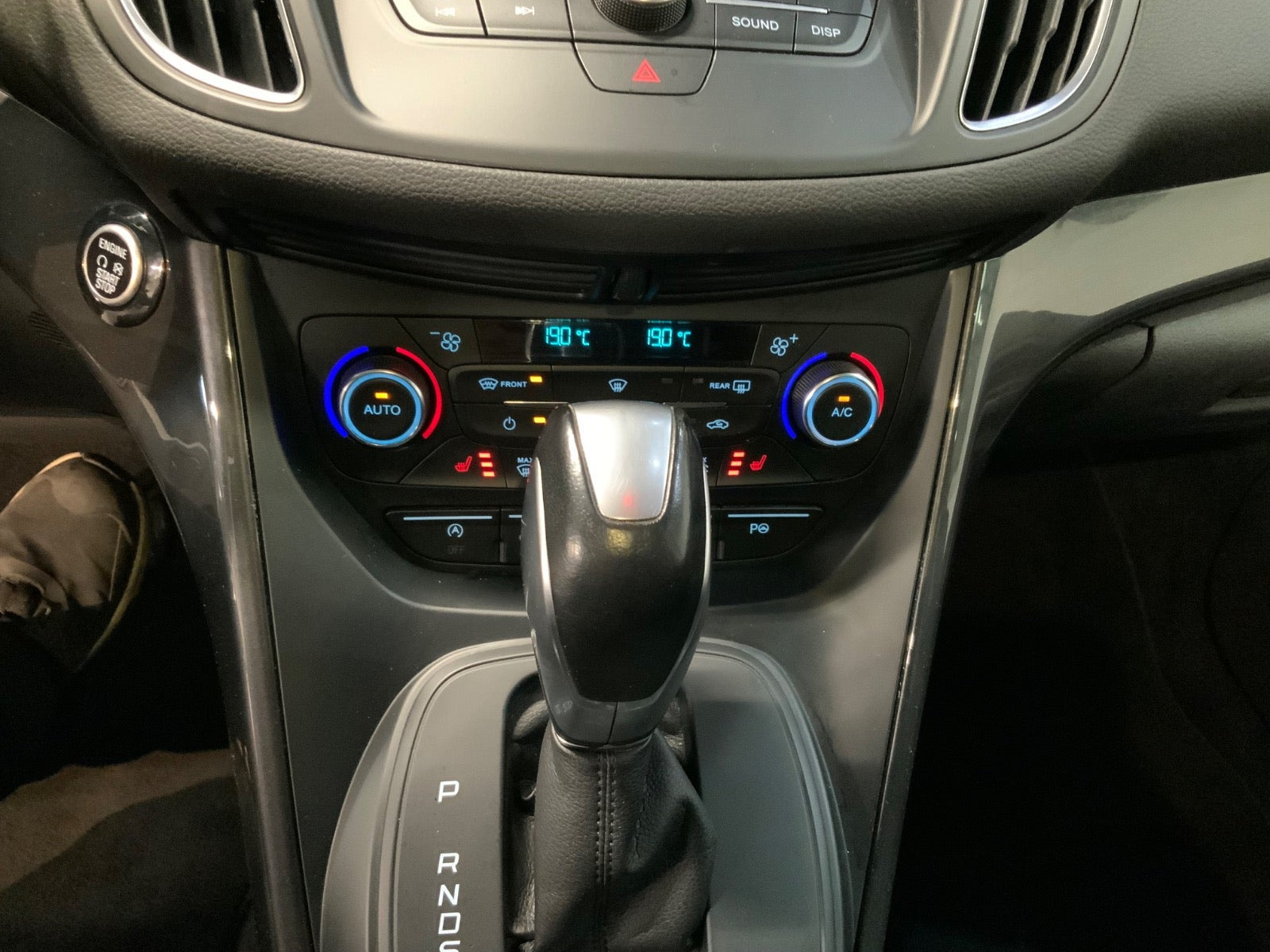 Grå Ford C-MAX fra 2017