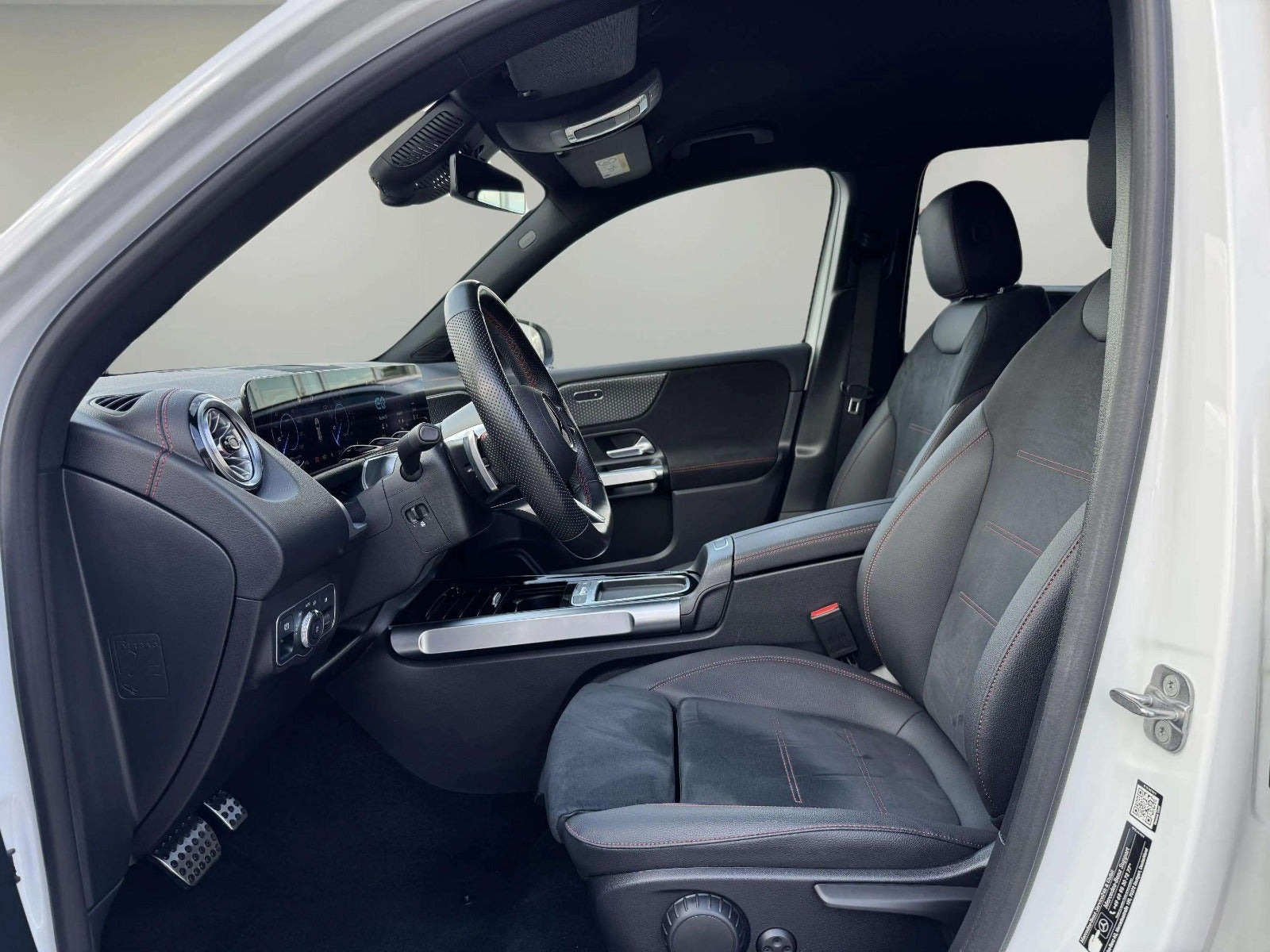 Hvid Mercedes EQB250+ fra 2025