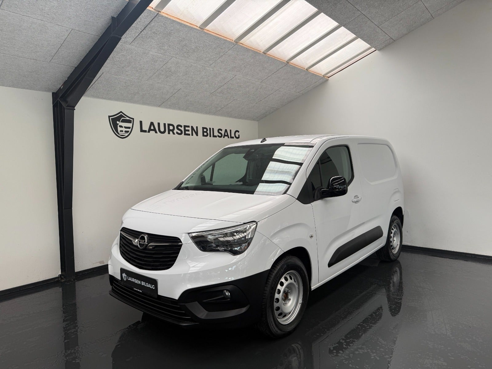 Hvid Opel Combo-e fra 2024