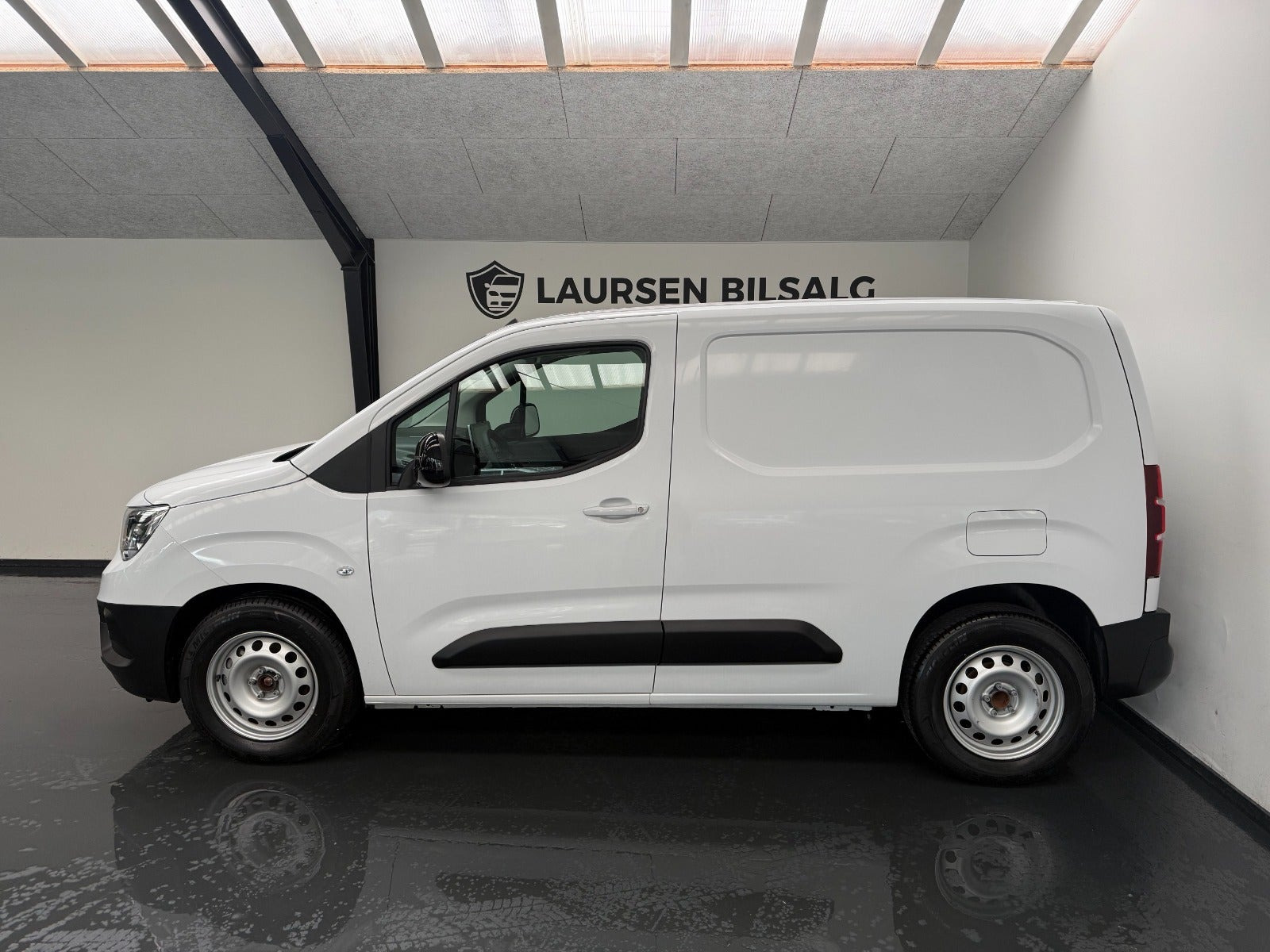 Hvid Opel Combo-e fra 2024