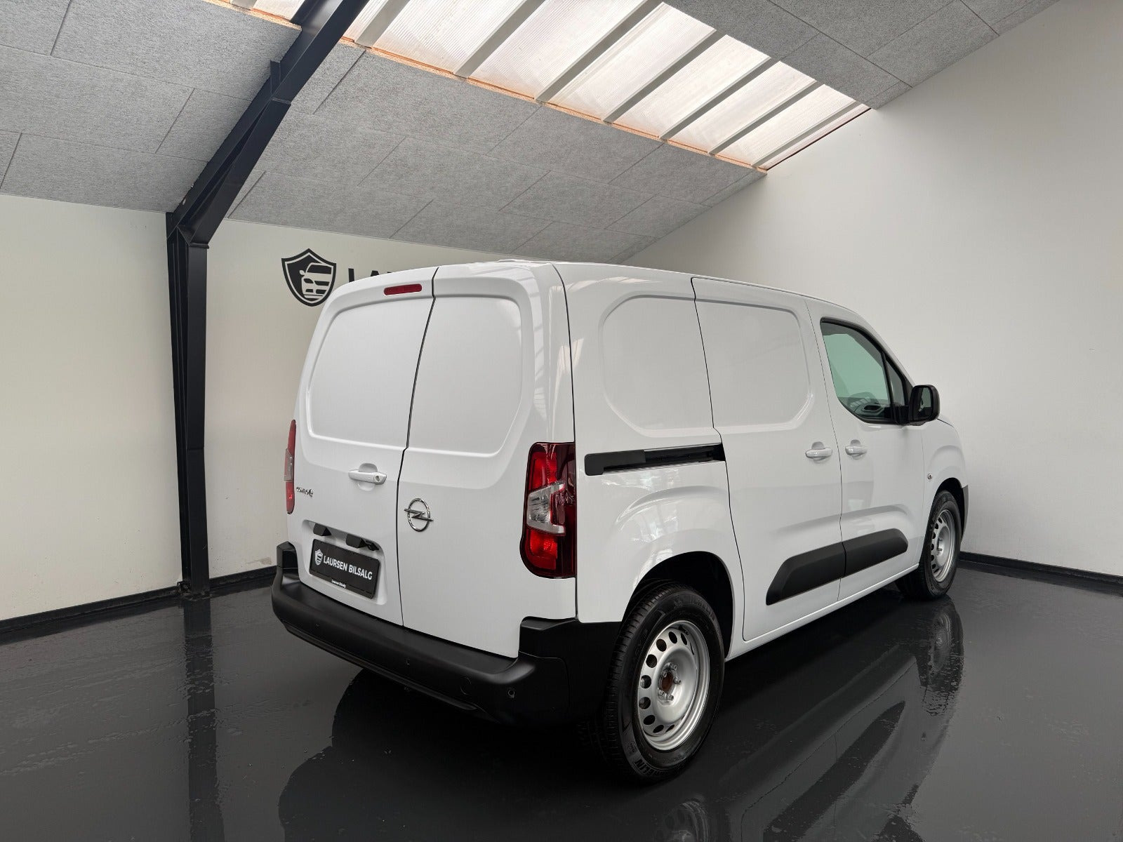 Hvid Opel Combo-e fra 2024