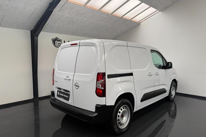 Hvid Opel Combo-e fra 2024