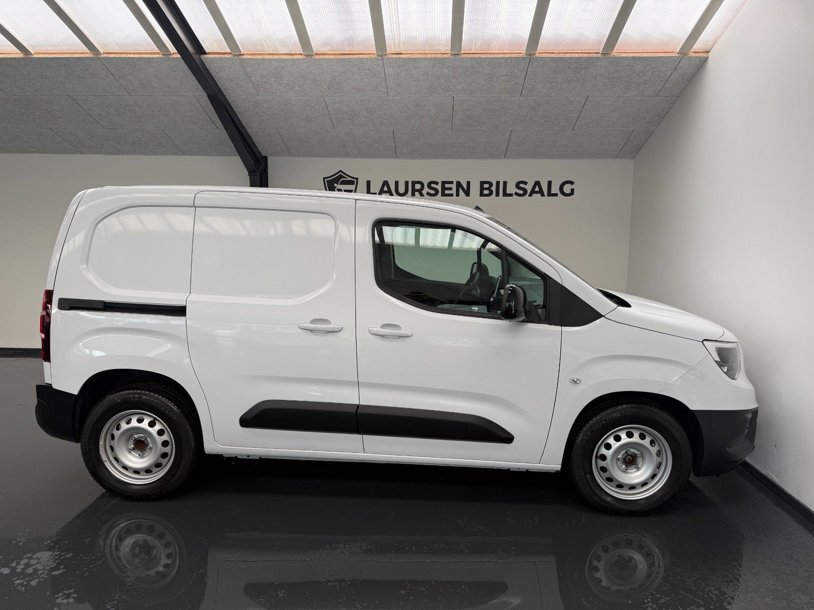 Hvid Opel Combo-e fra 2024