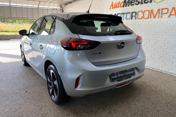 Sølv Opel Corsa-e fra 2023