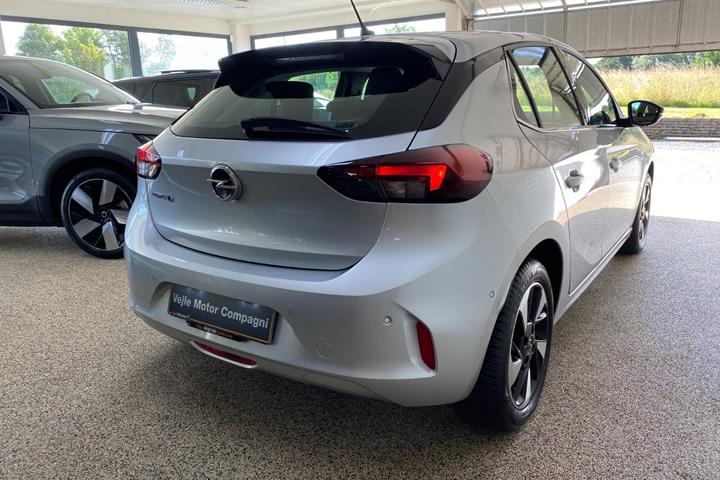 Sølv Opel Corsa-e fra 2023