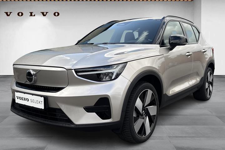 Beige Volvo XC40 fra 2024 set udefra