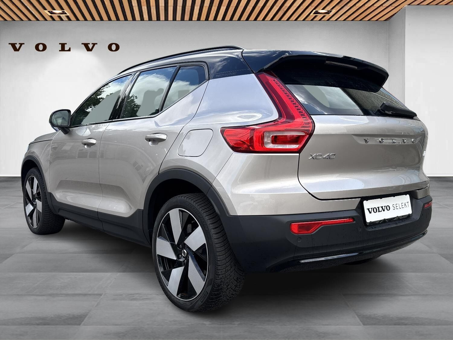 Beige Volvo XC40 fra 2024