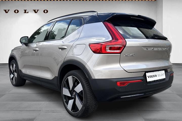 Beige Volvo XC40 fra 2024