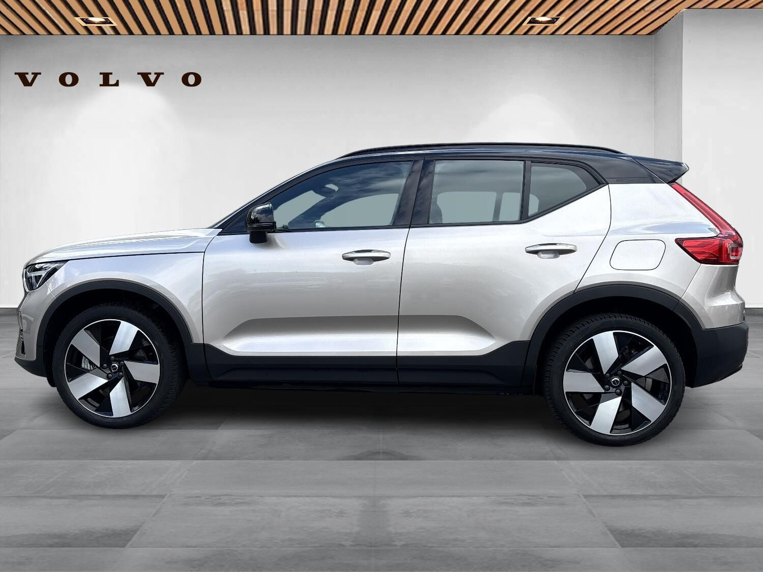 Beige Volvo XC40 fra 2024