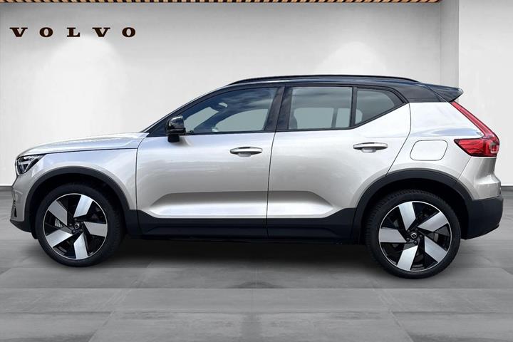 Beige Volvo XC40 fra 2024