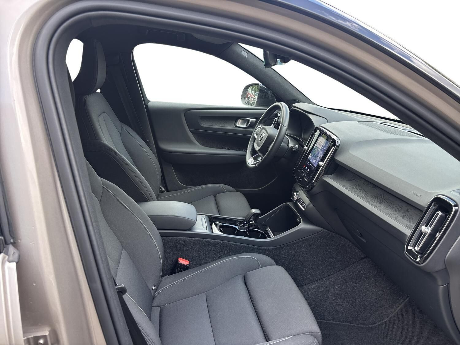 Beige Volvo XC40 fra 2024