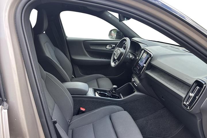 Beige Volvo XC40 fra 2024