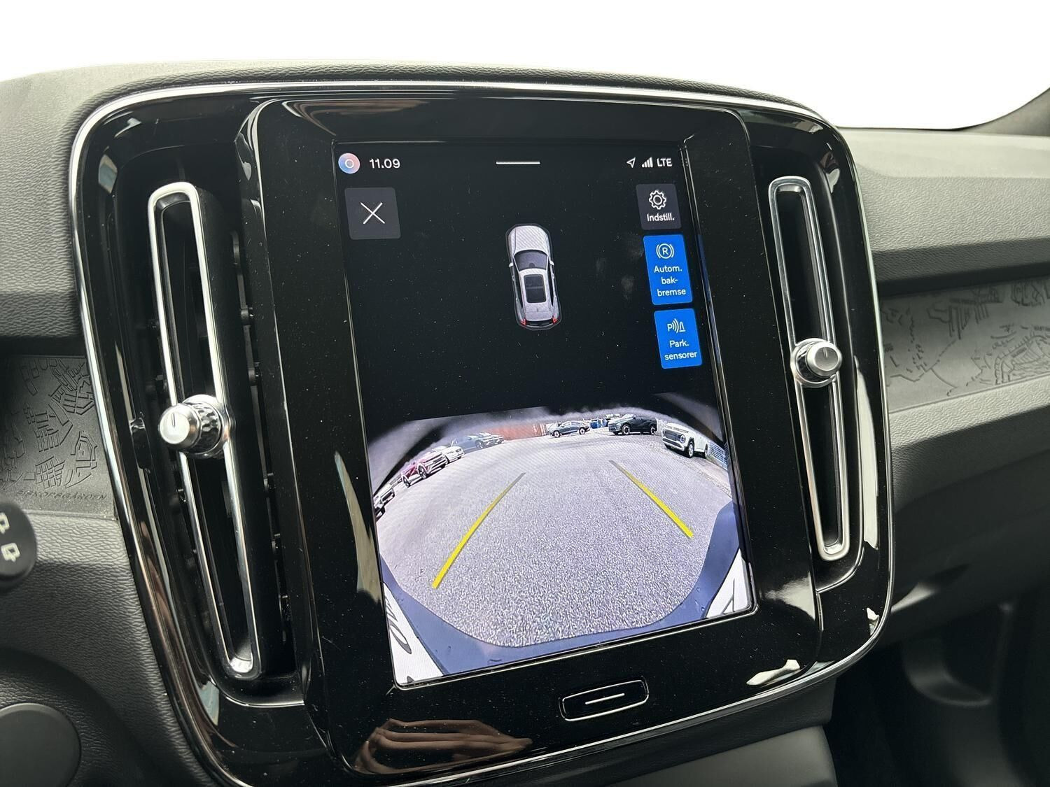 Beige Volvo XC40 fra 2024