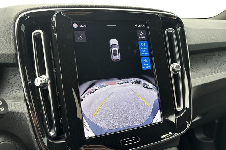 Beige Volvo XC40 fra 2024