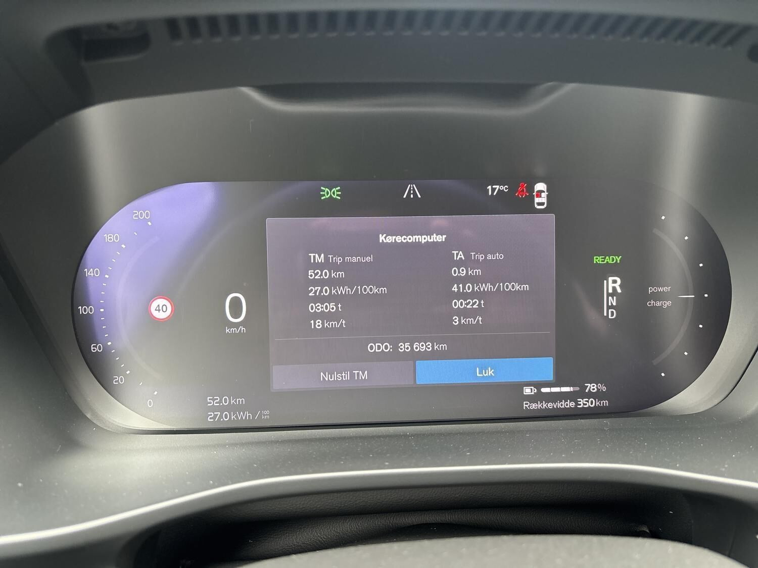 Beige Volvo XC40 fra 2024
