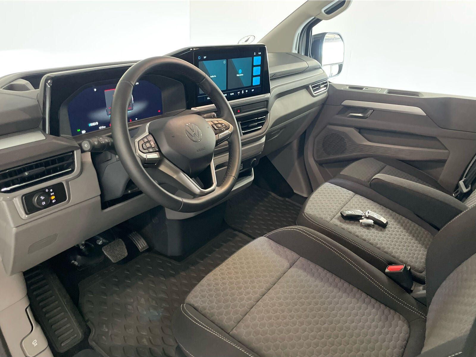 Sølv VW e-Caravelle fra 2026