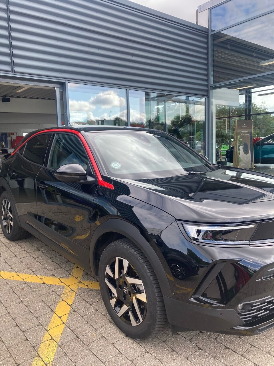 Sort Opel Mokka-e fra 2023
