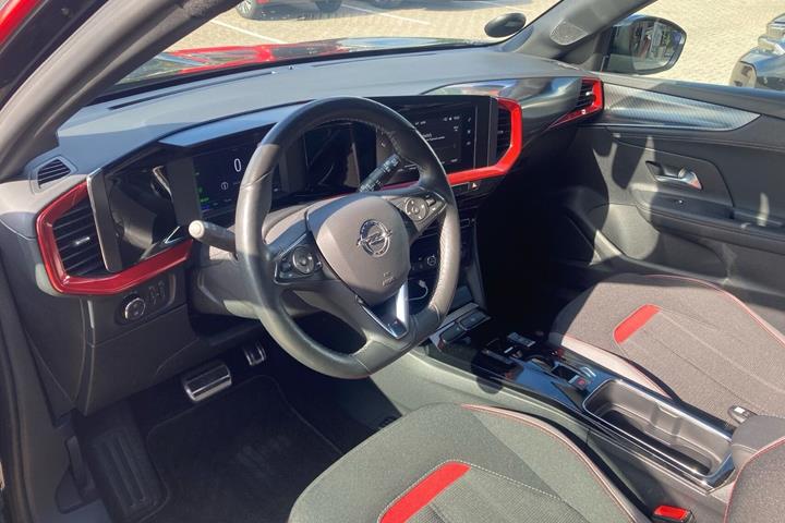 Sort Opel Mokka-e fra 2023