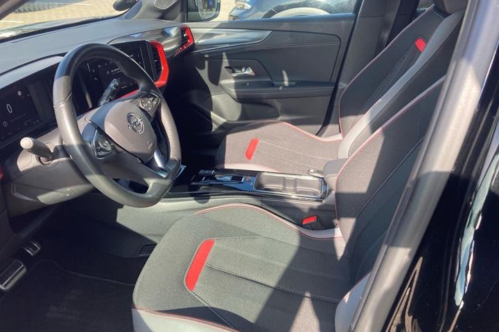 Sort Opel Mokka-e fra 2023