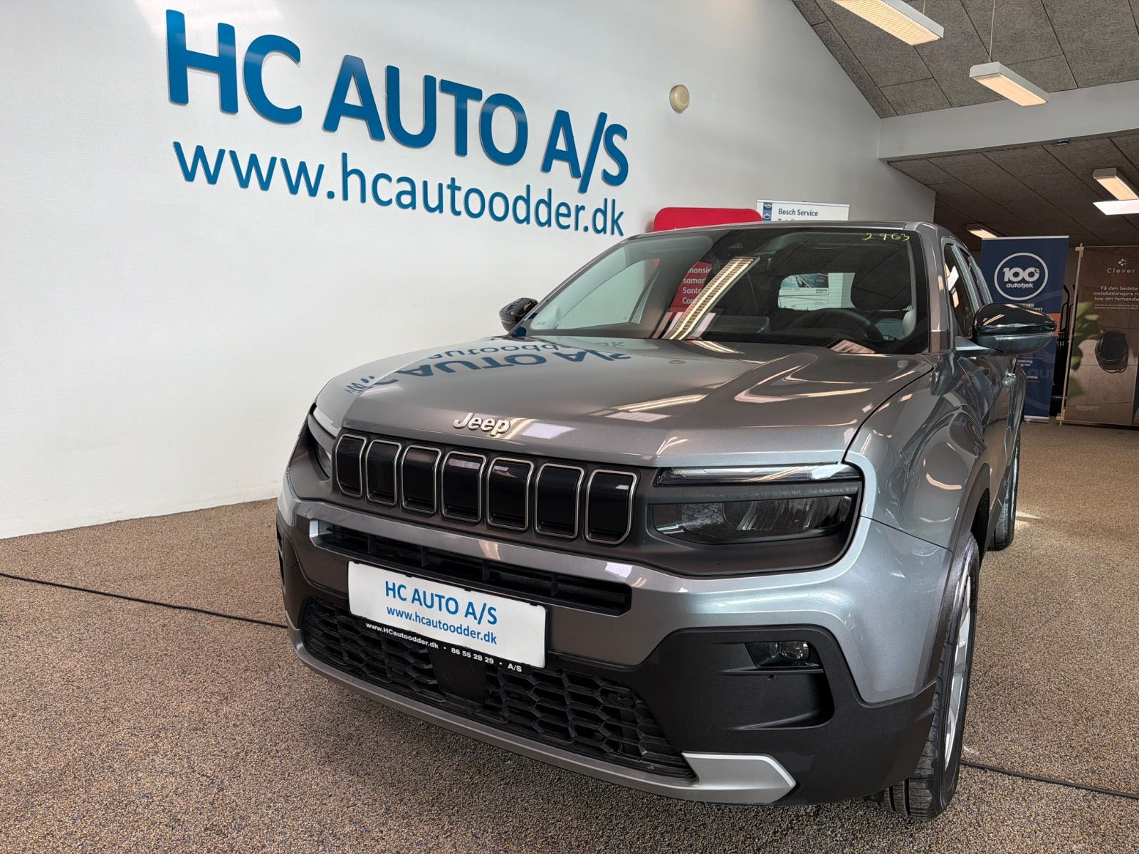 Sølv Jeep Avenger fra 2025