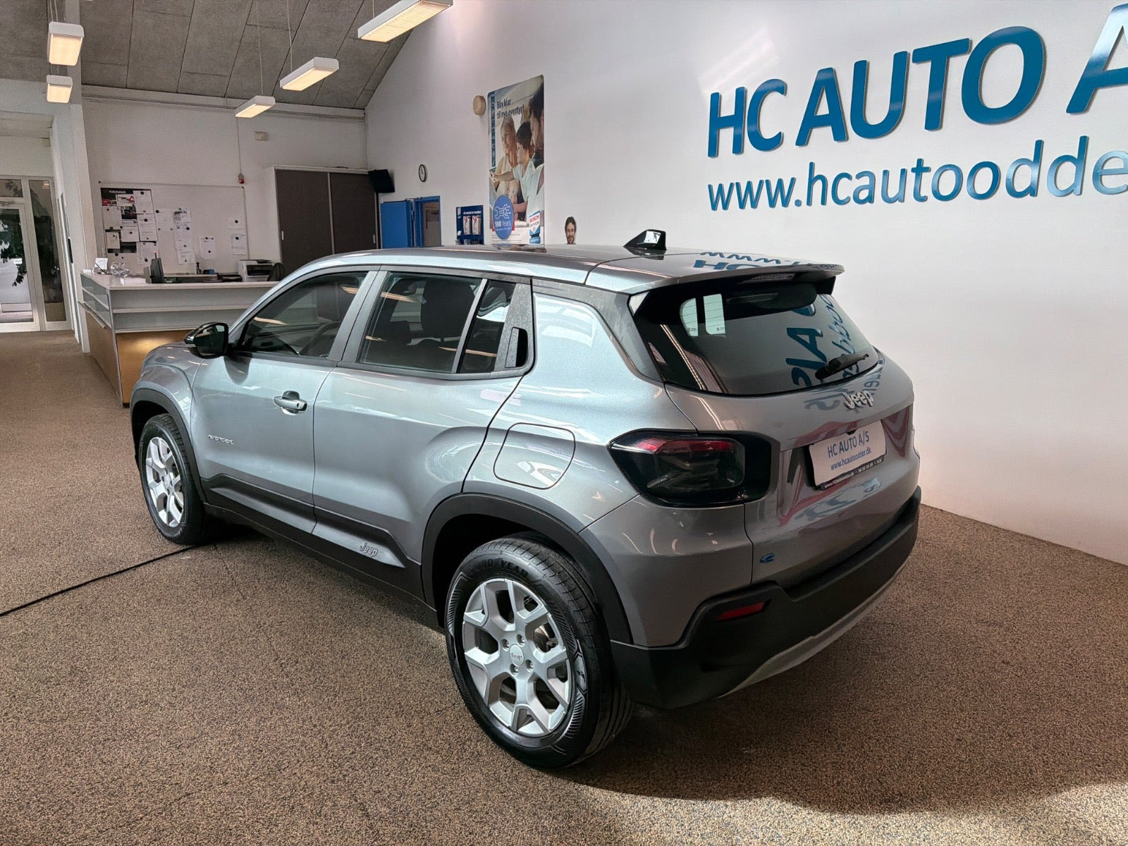 Sølv Jeep Avenger fra 2025