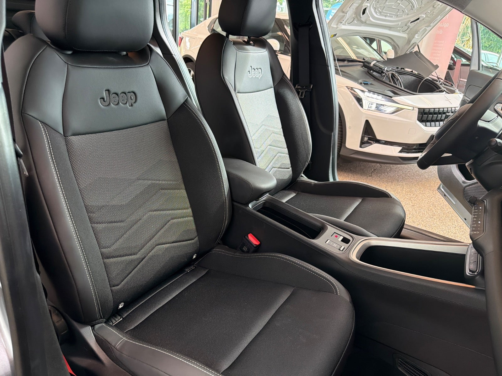Sølv Jeep Avenger fra 2025