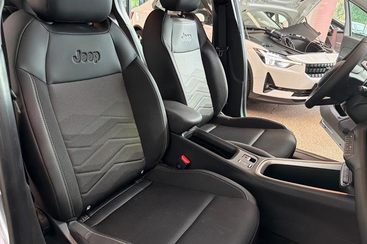 Sølv Jeep Avenger fra 2025
