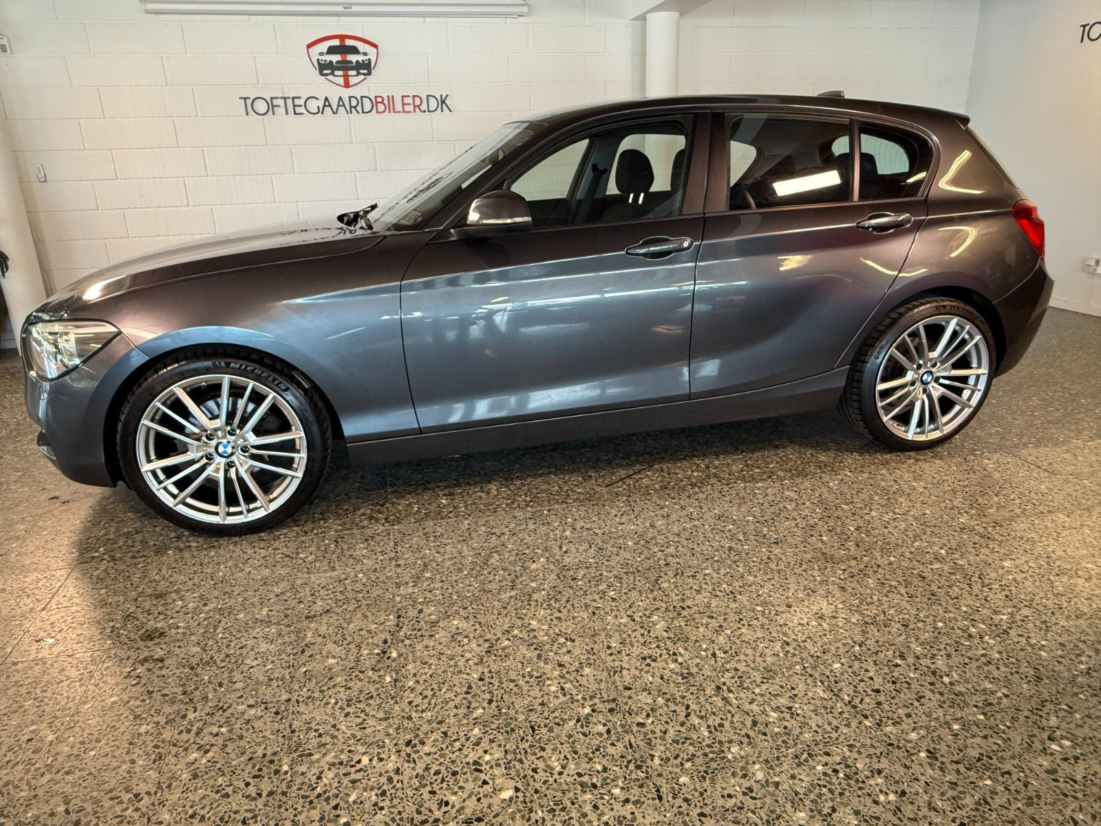 Grå BMW 120d fra 2014